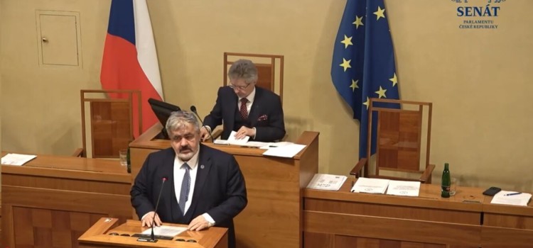 Hrátky kolem novely zákona o komunálních volbách.