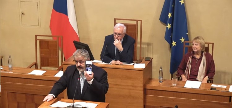 Jak ministr Macinka odešel a Senát porušil zákon