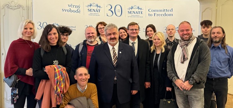 Setkání třídního s jeho studenty na půdě Senátu